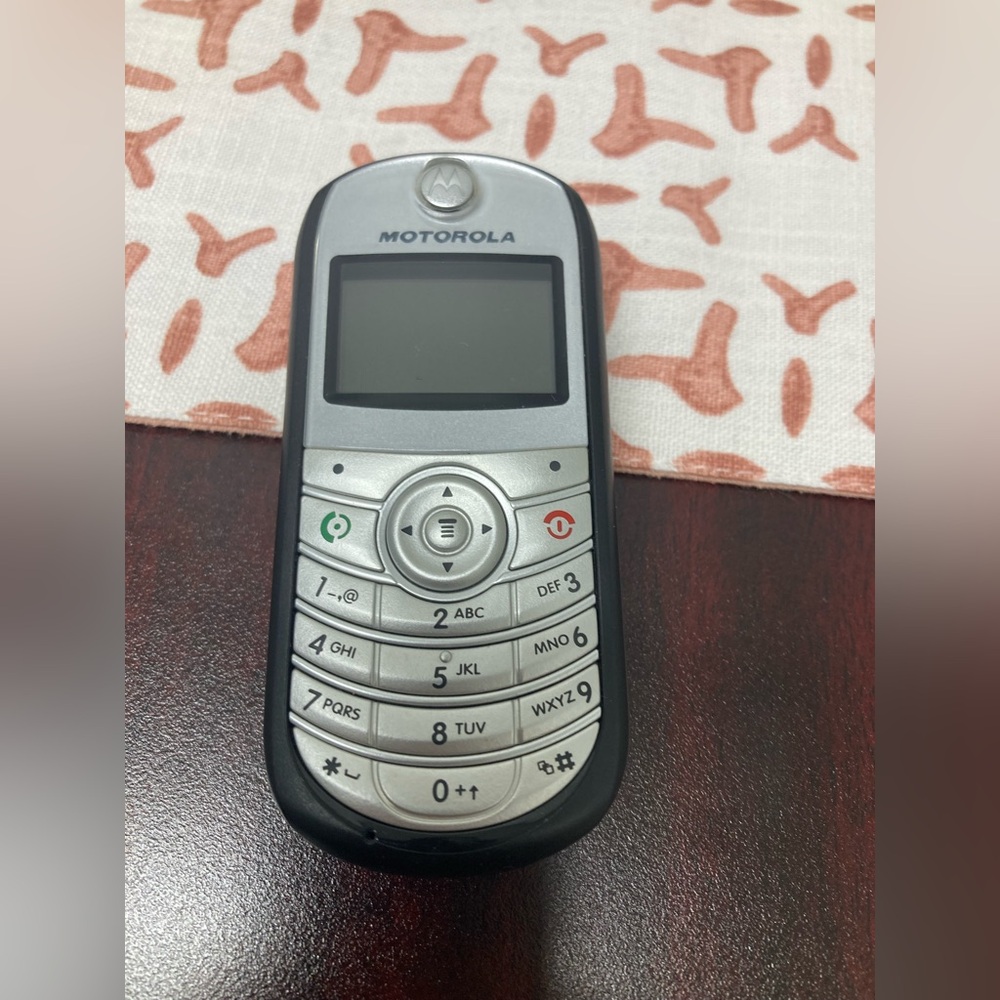 Motorola C139 cell phone basic call device TracFone network black silver